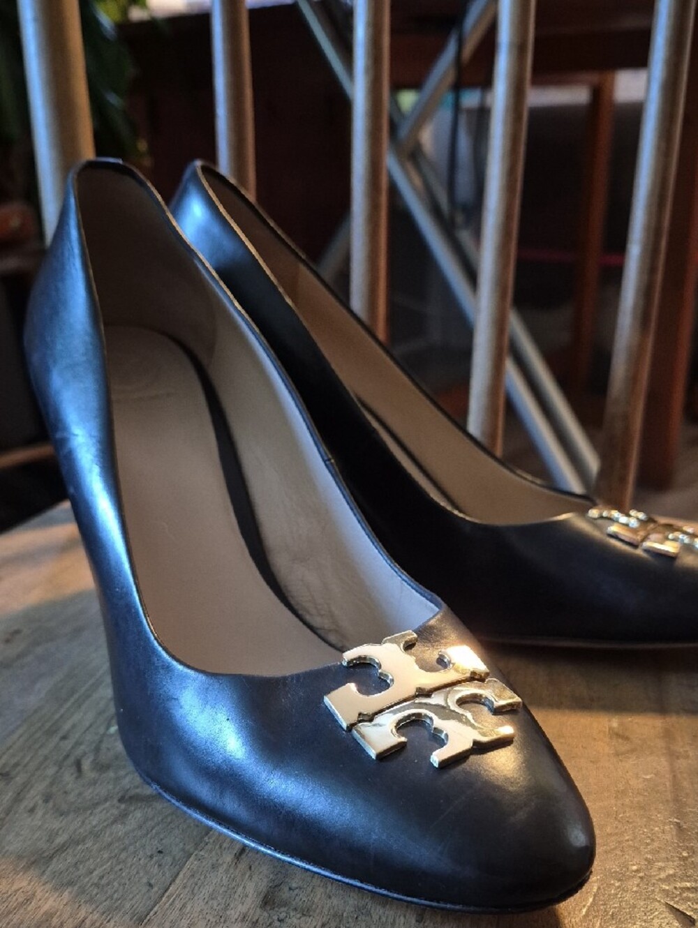 Tory Burch Size 9.5 Raleigh Logo Leather Wedge Almond Pumps In Black